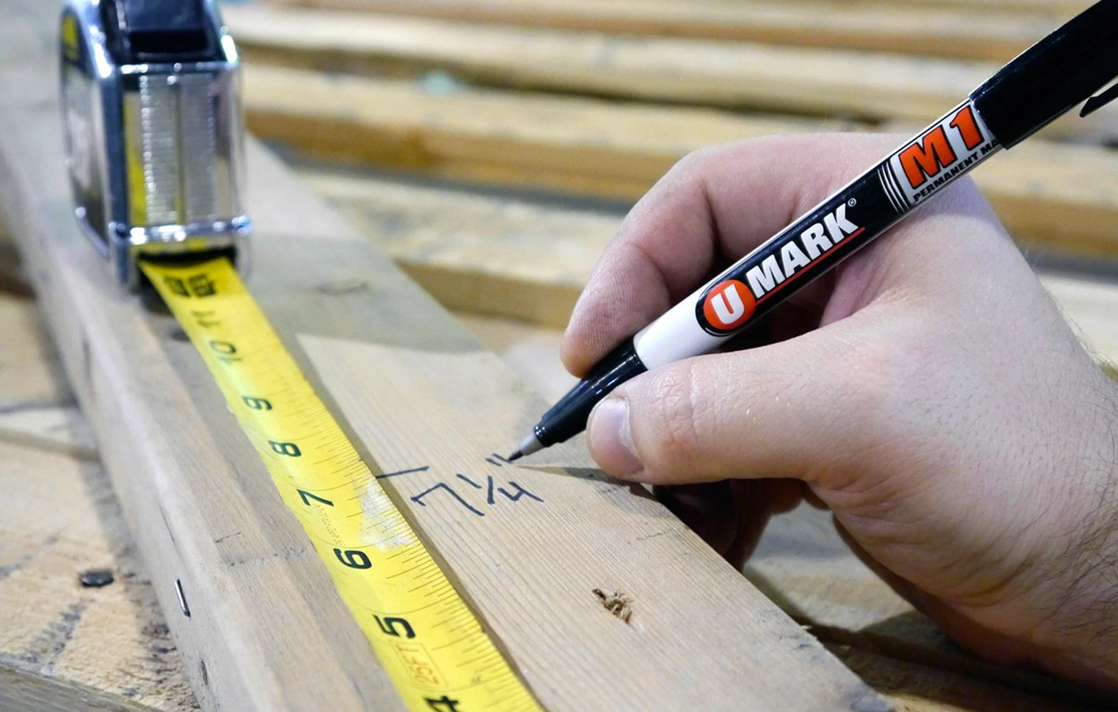 Marcador U-Mark M1 marcando una medida sobre una viga de madera